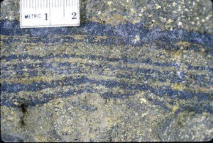 As minerals crystallize and settle within the magma chamber , thin layers of mineralized ore can accumulate.